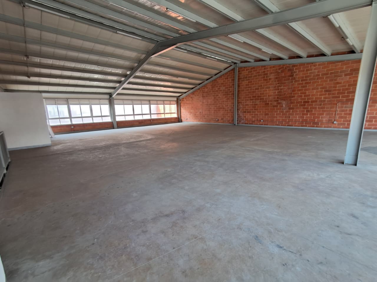 Bodega en arriendo en La America, Medellín — foto 5 de 18