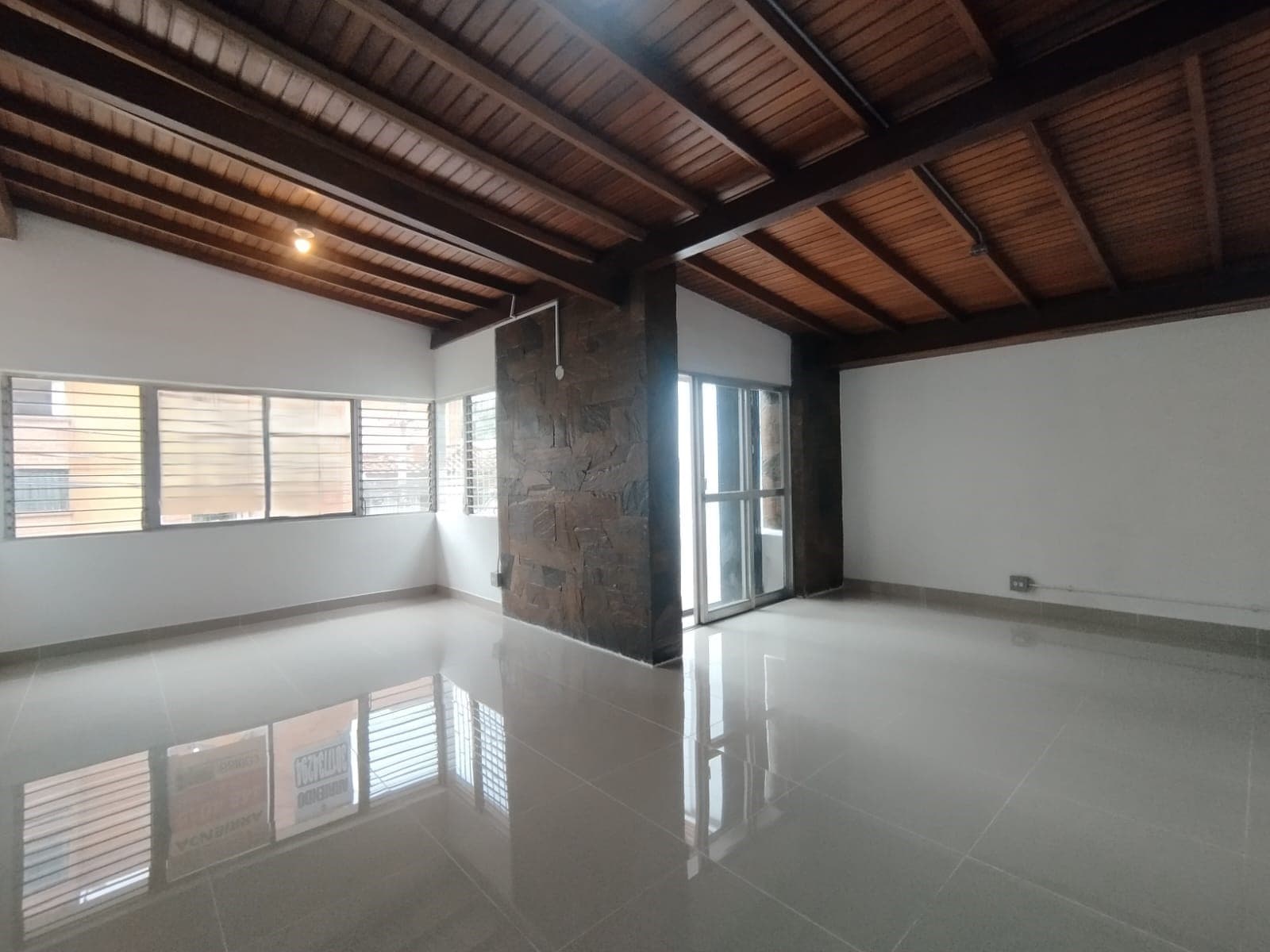 Casa Comercial en arriendo en Laureles, Medellín — foto 1 de 20
