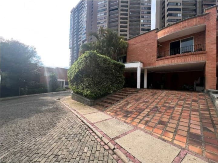 Casa Vivienda en arriendo en La Calera, El Poblado, Medellín — foto 1 de 20