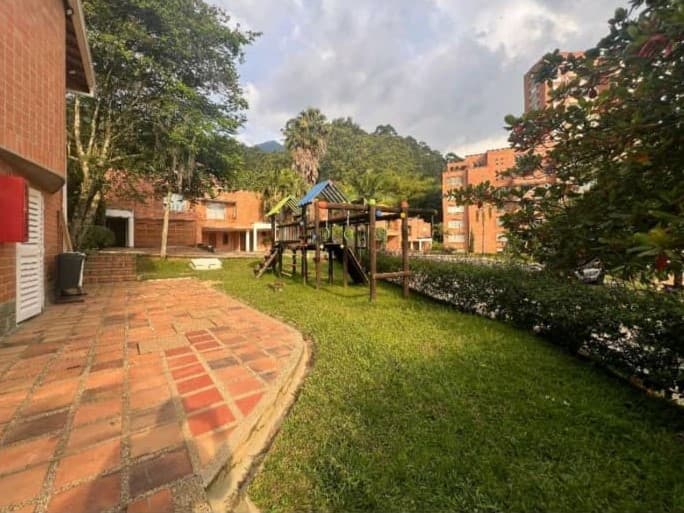 Casa Vivienda en arriendo en La Calera, El Poblado, Medellín — foto 3 de 20