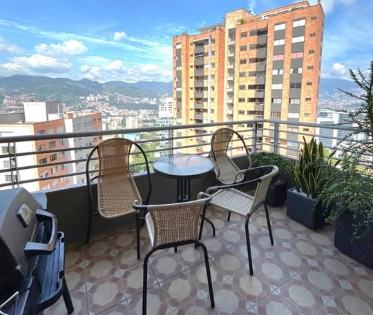 Apartamento en arriendo en Los Balsos, El Poblado, Medellín — foto 1 de 17