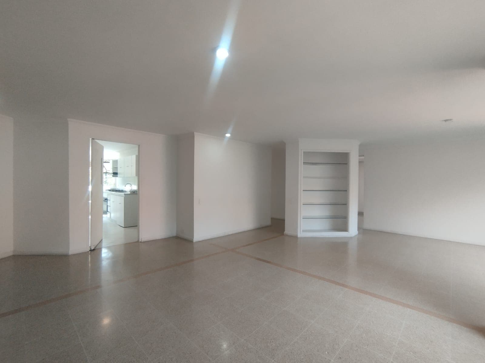 Apartamento en arriendo en El Tesoro, El Poblado, Medellín — foto 3 de 14