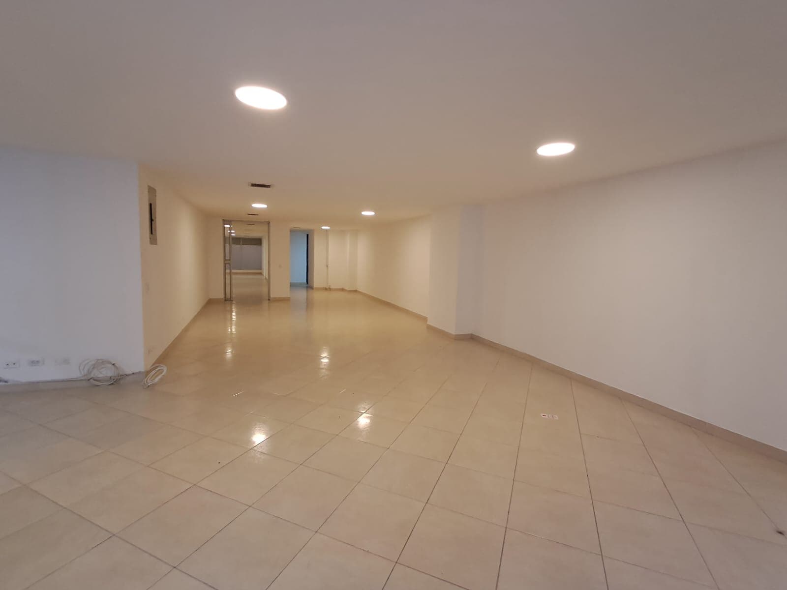 Local en arriendo en La Candelaria, Centro, Medellín — foto 1 de 14