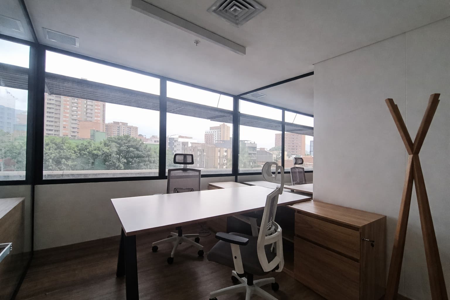 Oficina en arriendo en Los Colores, Laureles, Medellín — foto 1 de 14