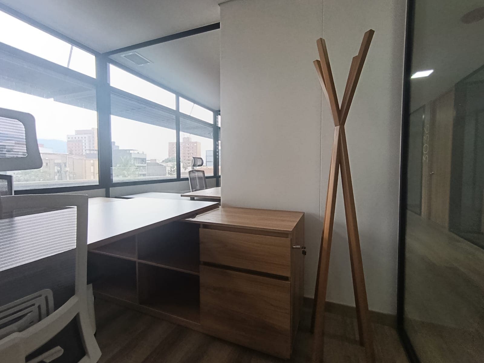 Oficina en arriendo en Los Colores, Laureles, Medellín — foto 3 de 14