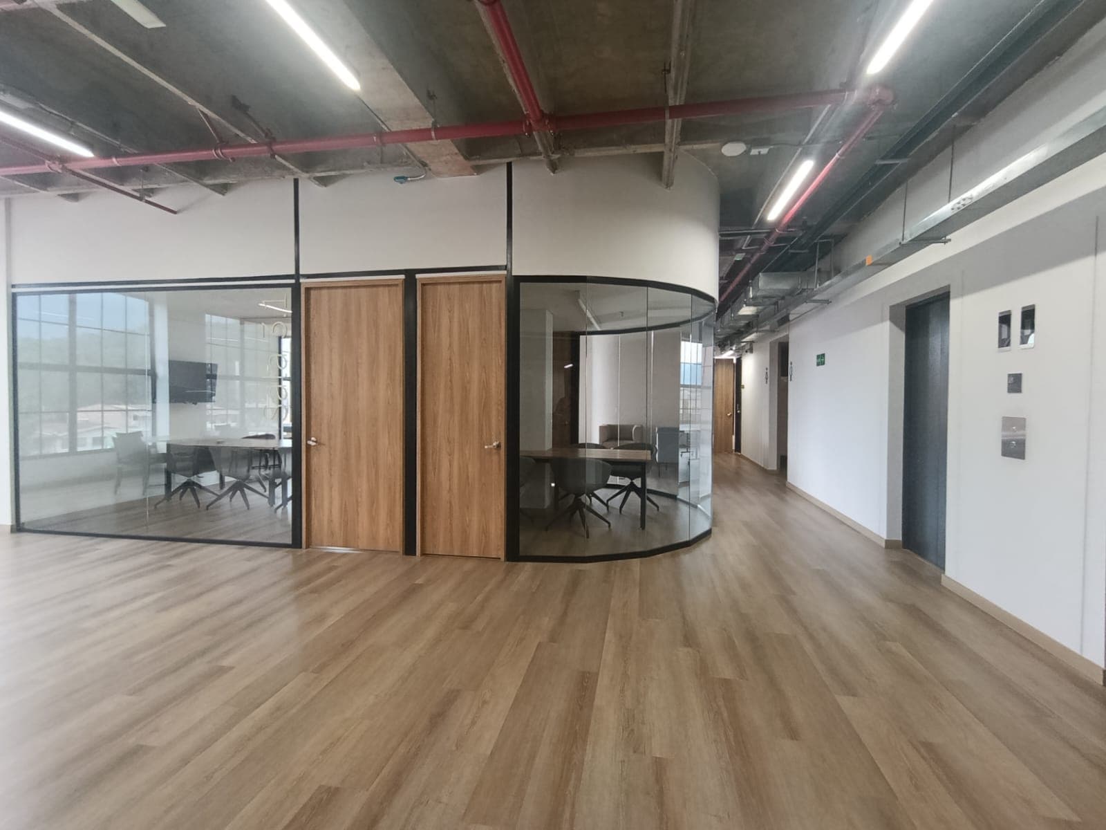 Oficina en arriendo en Los Colores, Laureles, Medellín — foto 5 de 14