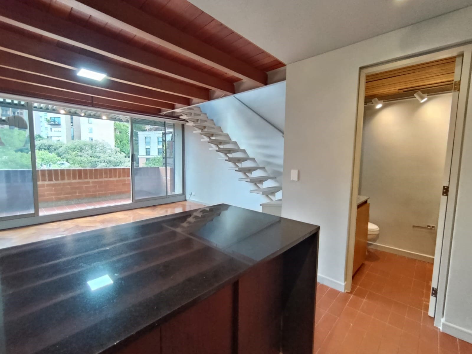 Apartaestudio en arriendo en Lalinde, El Poblado, Medellín — foto 1 de 16