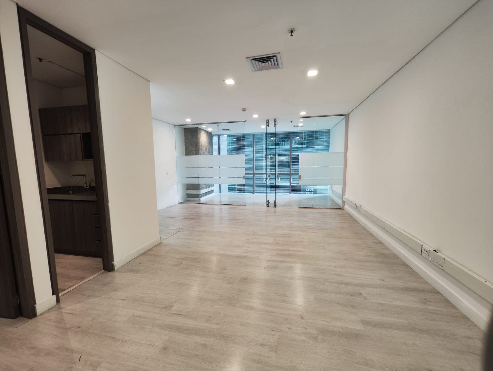 Oficina en arriendo en Milla De Oro, El Poblado, Medellín — foto 2 de 13