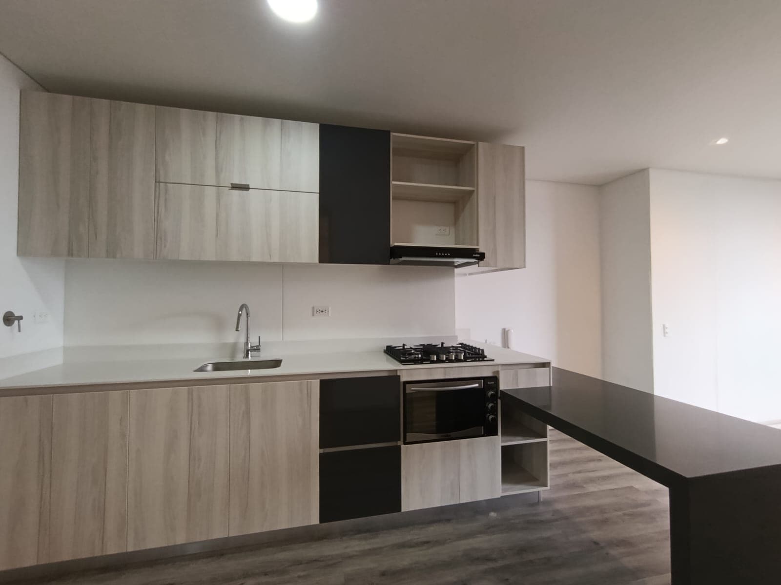 Apartamento en arriendo en Los Balsos, El Poblado, Medellín — foto 1 de 16