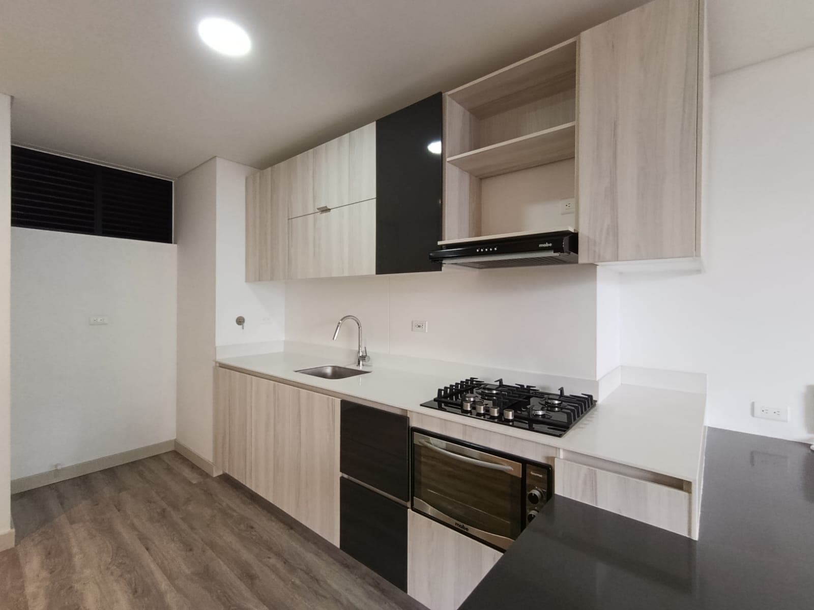 Apartamento en arriendo en Los Balsos, El Poblado, Medellín — foto 3 de 16
