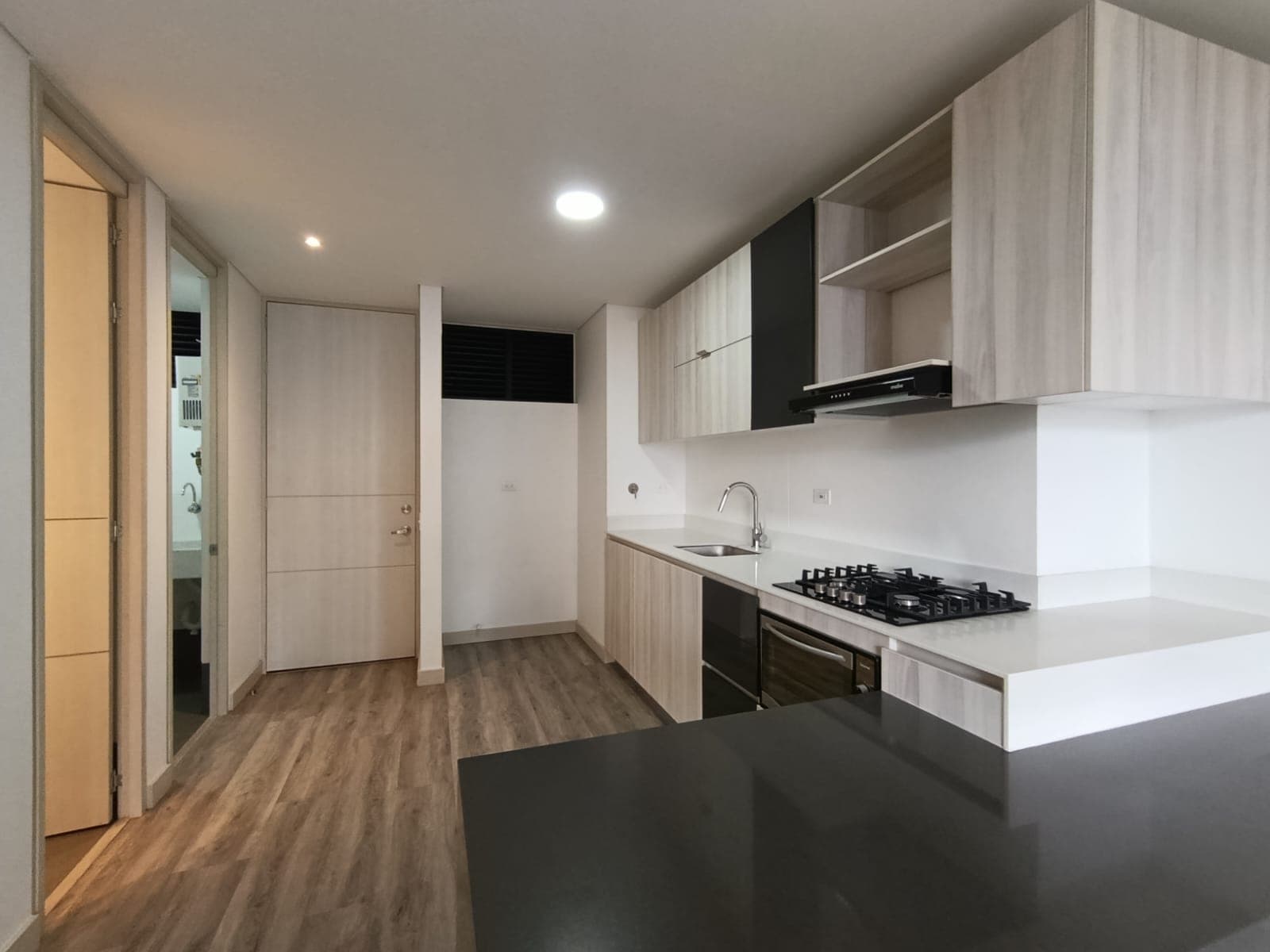 Apartamento en arriendo en Los Balsos, El Poblado, Medellín — foto 5 de 16