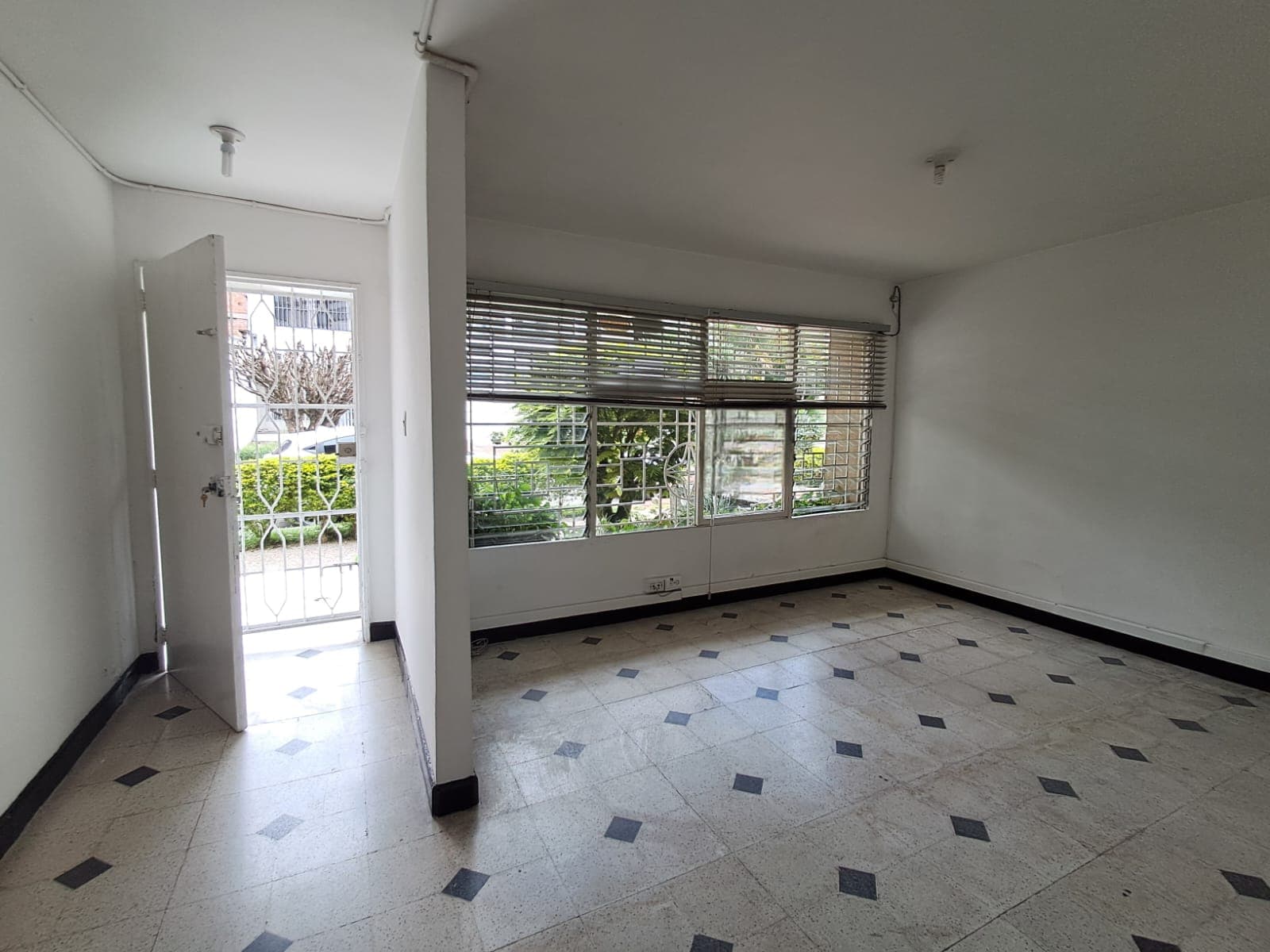 Casa Comercial en arriendo en El Nogal Los Almendros, Belen, Medellín — foto 1 de 20