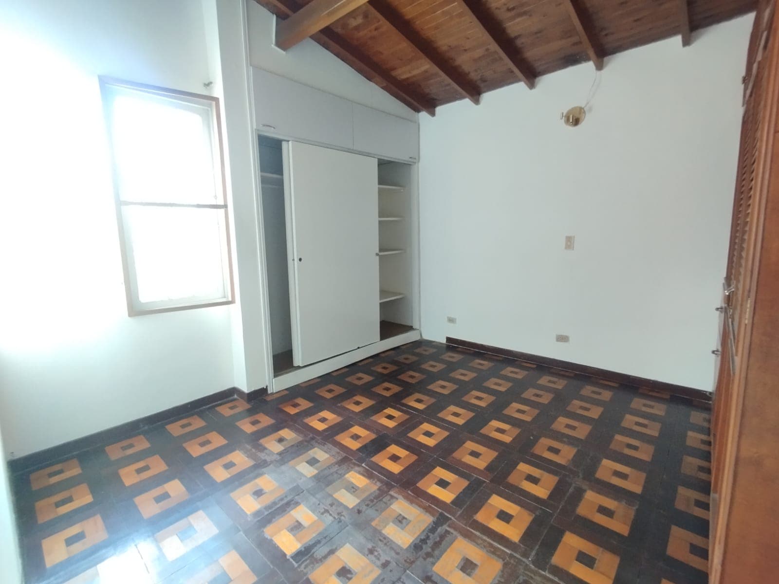 Casa Comercial en arriendo en San Marcos, Envigado — foto 1 de 15