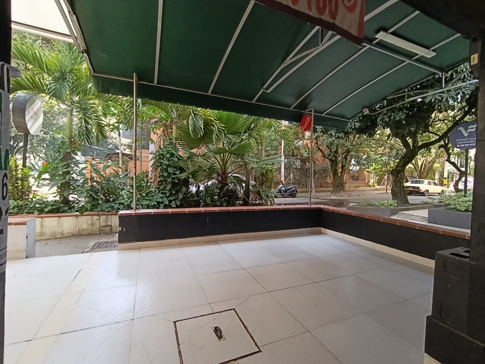 Local en arriendo en La Castellana, Laureles, Medellín — foto 1 de 10