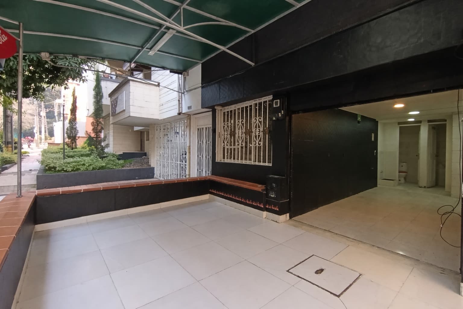 Local en arriendo en La Castellana, Laureles, Medellín — foto 2 de 10