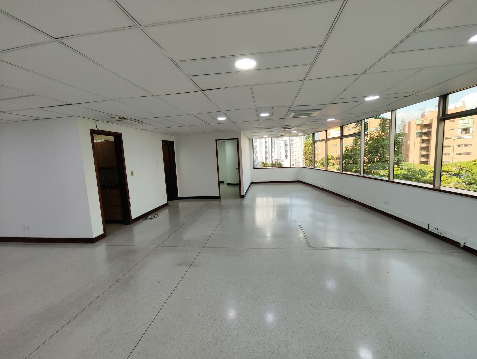 Oficina en arriendo en Milla De Oro, El Poblado, Medellín — foto 1 de 14