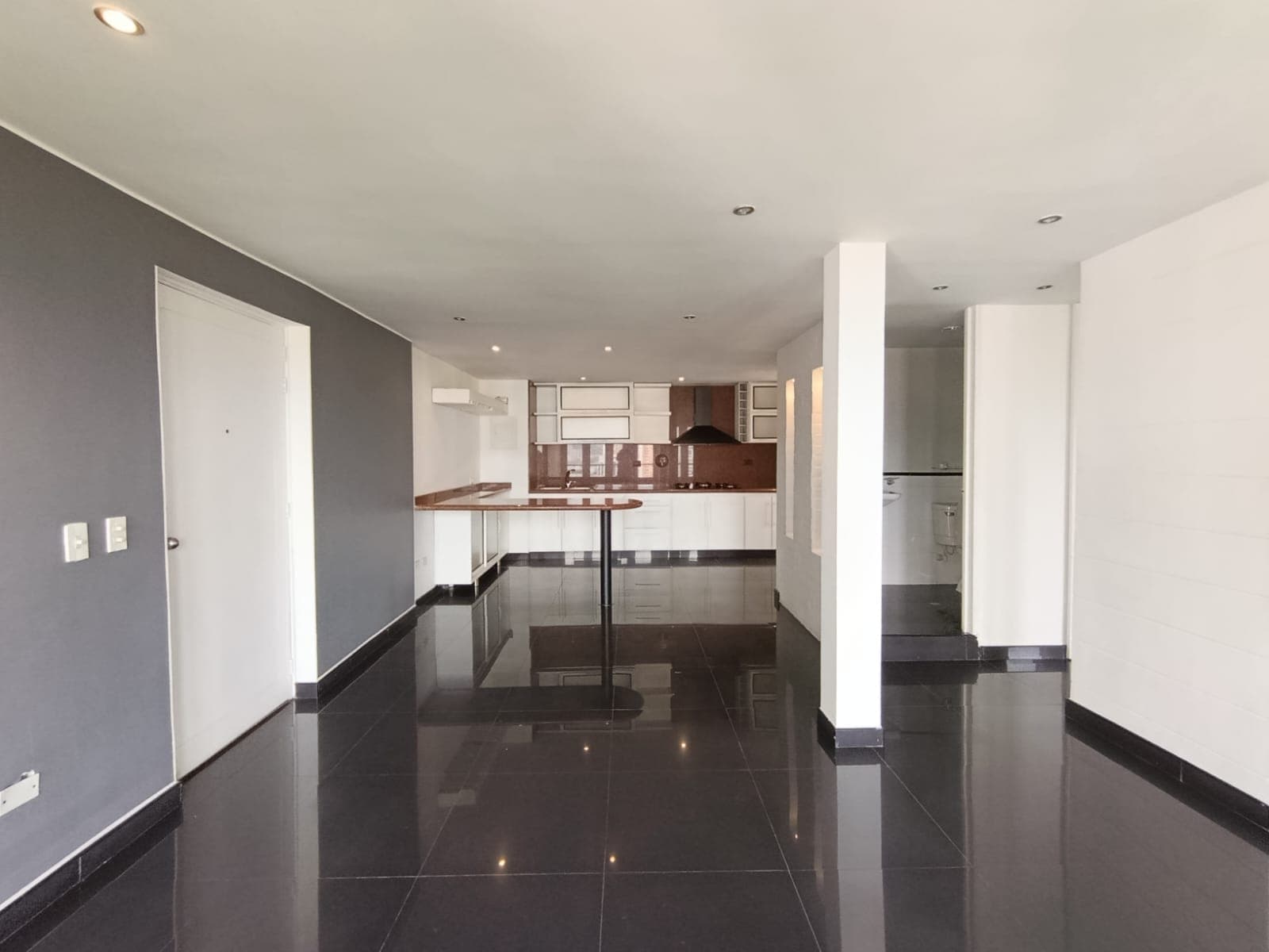 Apartaestudio en arriendo en Los Balsos, El Poblado, Medellín — foto 1 de 18