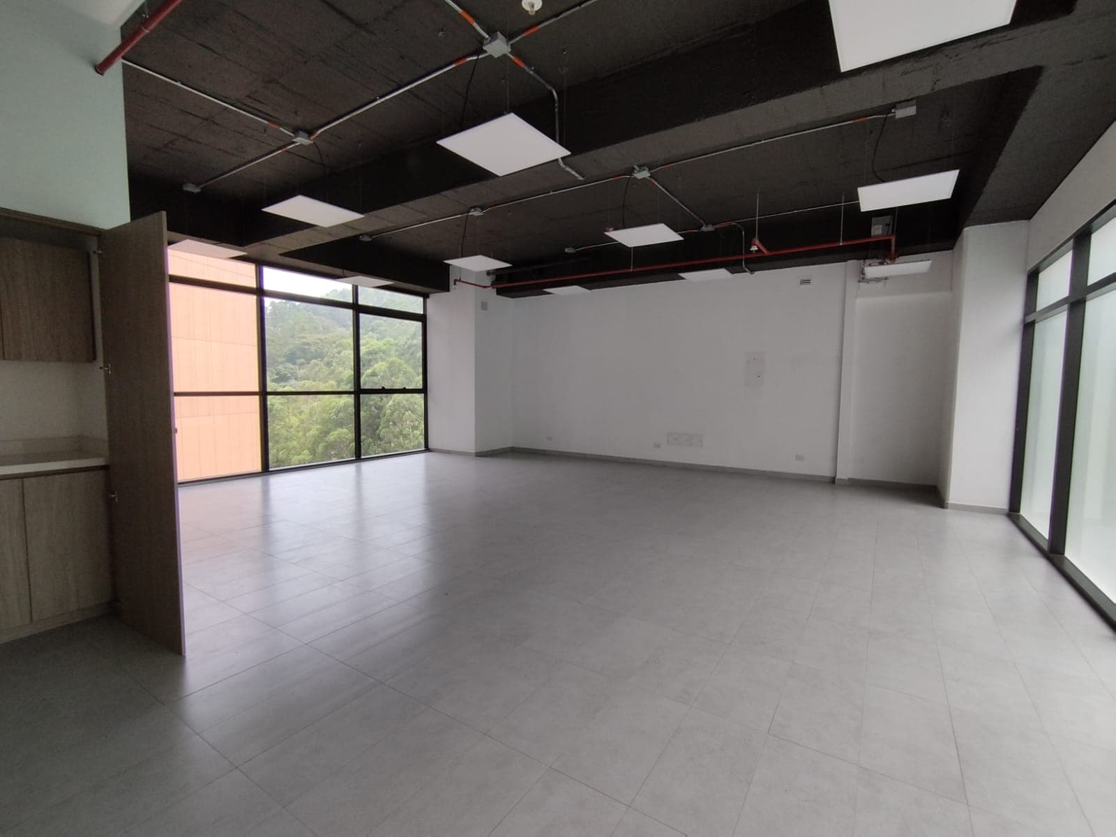 Oficina en arriendo en Altos Del Cola Del Zorro, El Poblado, Medellín — foto 3 de 9
