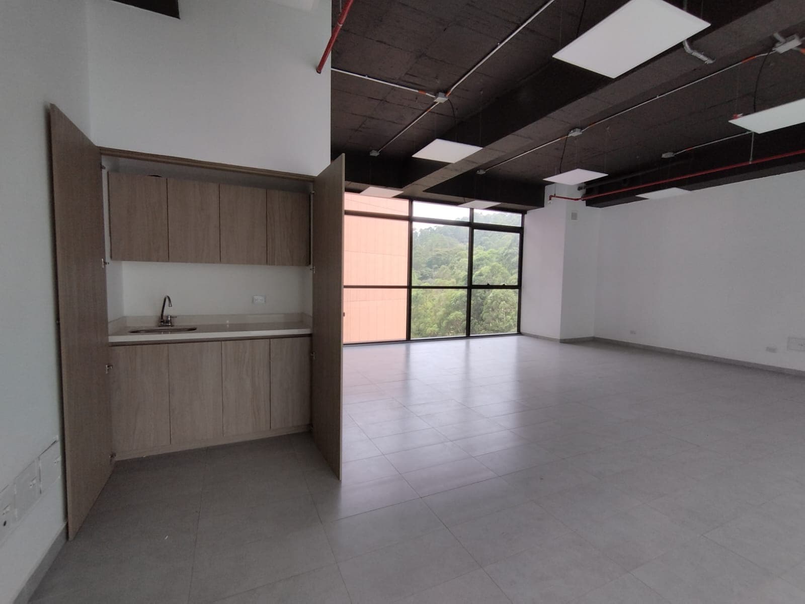 Oficina en arriendo en Altos Del Cola Del Zorro, El Poblado, Medellín — foto 5 de 9