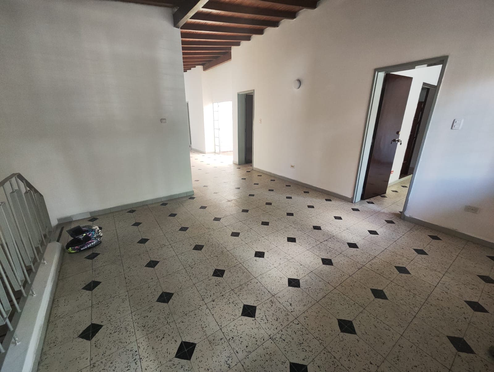 Casa Comercial en arriendo en Laureles, Medellín — foto 1 de 20