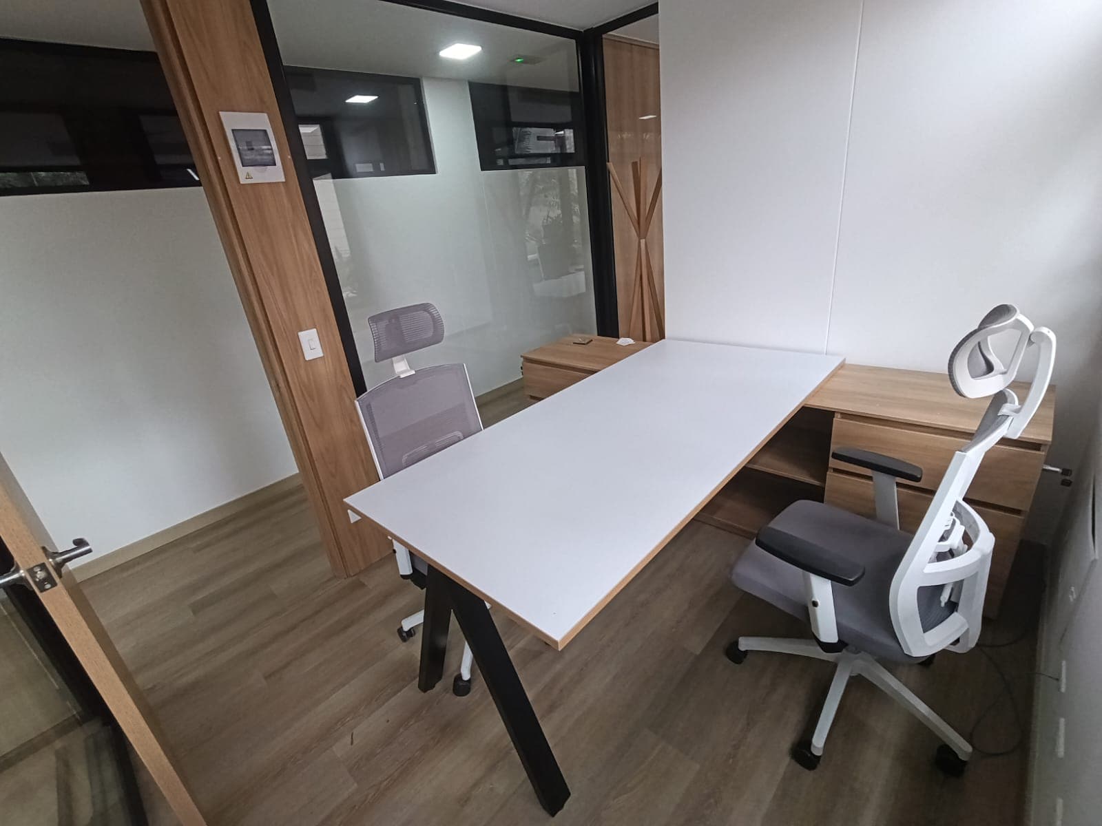 Oficina en arriendo en Los Colores, Laureles, Medellín — foto 2 de 9