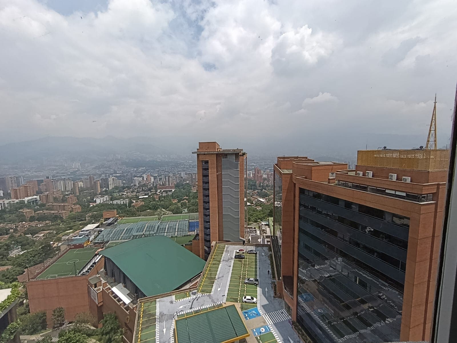 Oficina en arriendo en Los Naranjos, El Poblado, Medellín — foto 1 de 10
