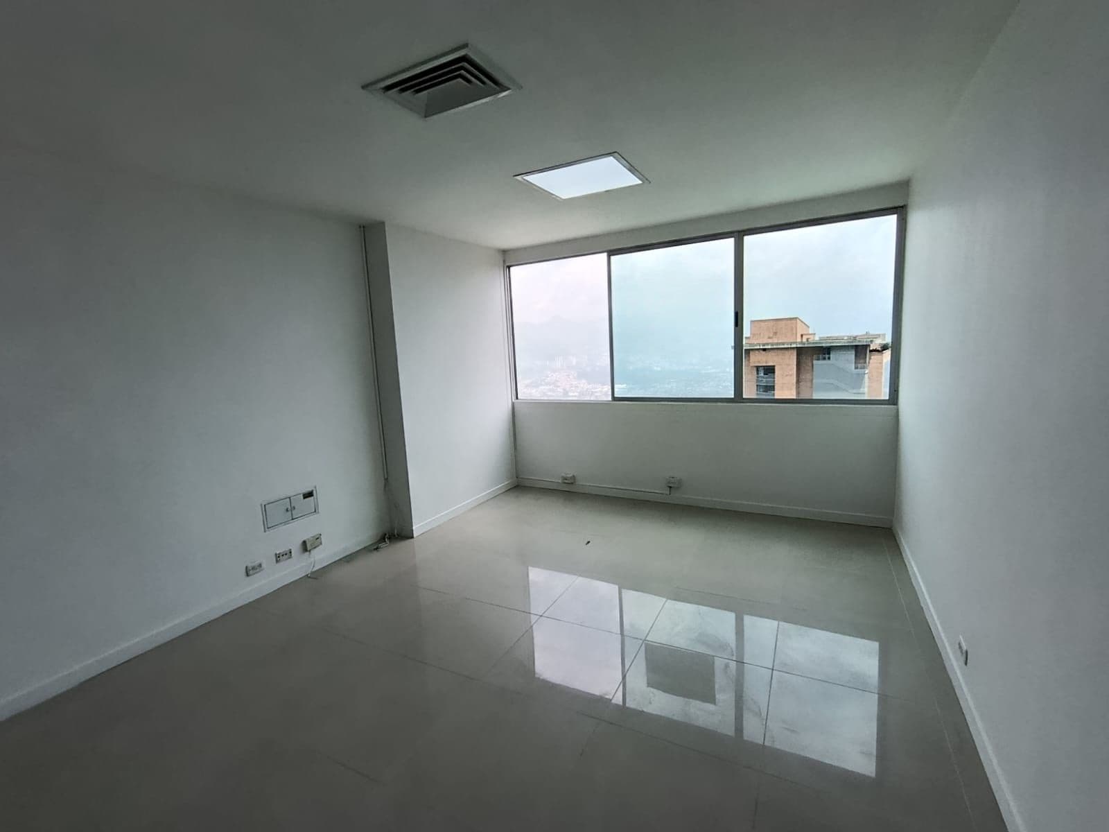Oficina en arriendo en Los Naranjos, El Poblado, Medellín — foto 3 de 10