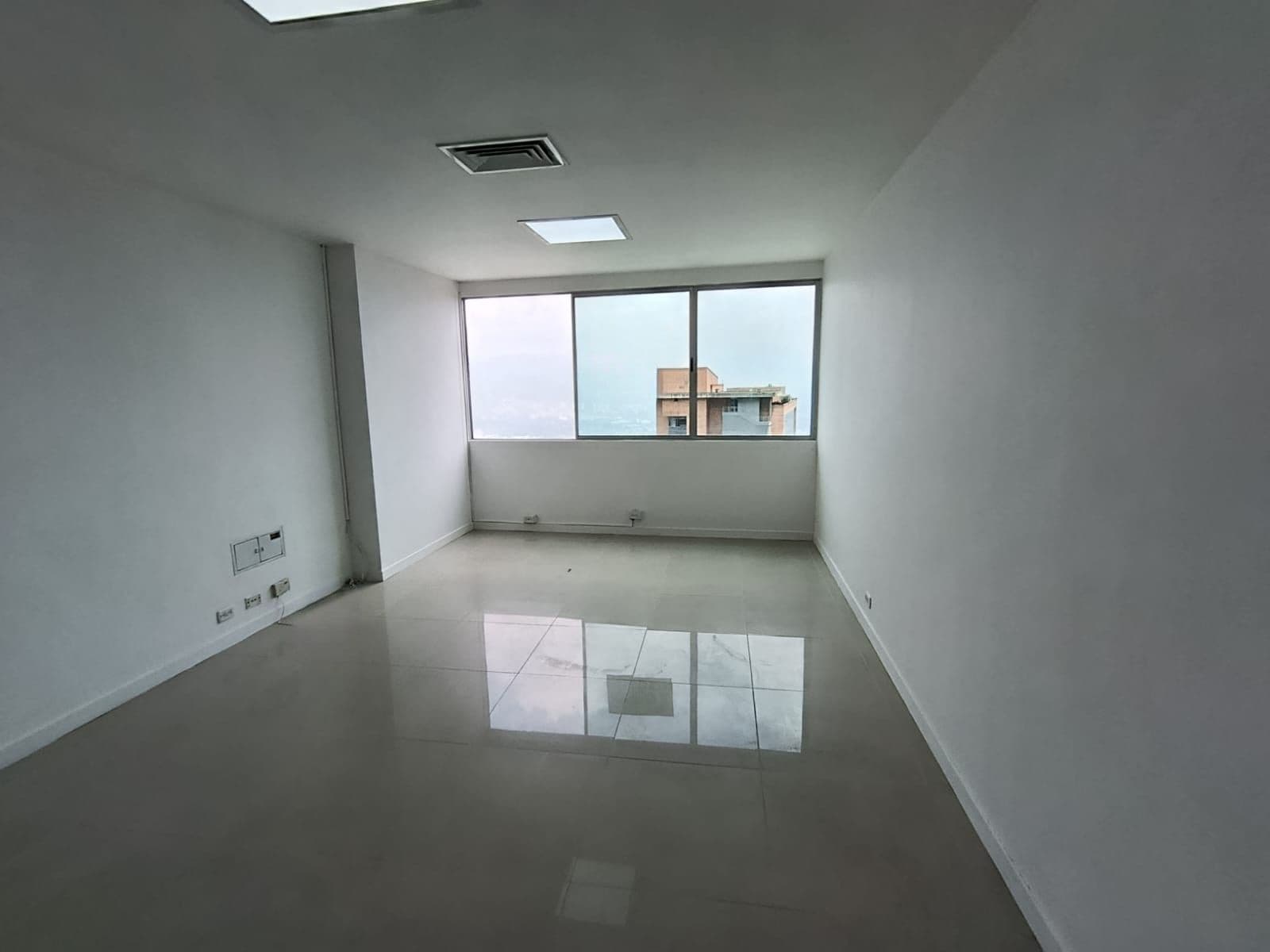 Oficina en arriendo en Los Naranjos, El Poblado, Medellín — foto 4 de 10