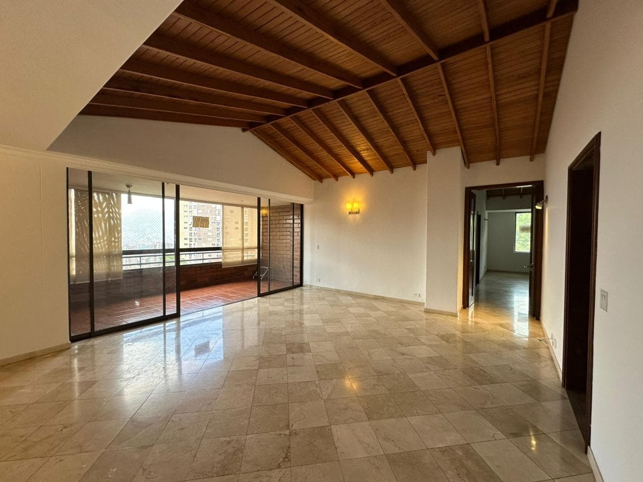 Apartamento en arriendo en El Tesoro, El Poblado, Medellín — foto 1 de 17