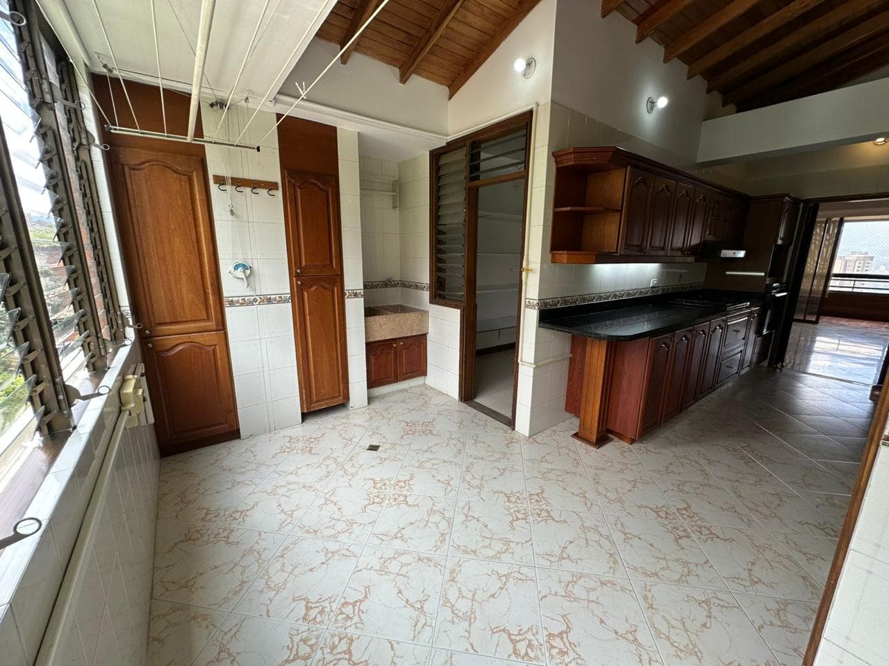 Apartamento en arriendo en El Tesoro, El Poblado, Medellín — foto 5 de 17