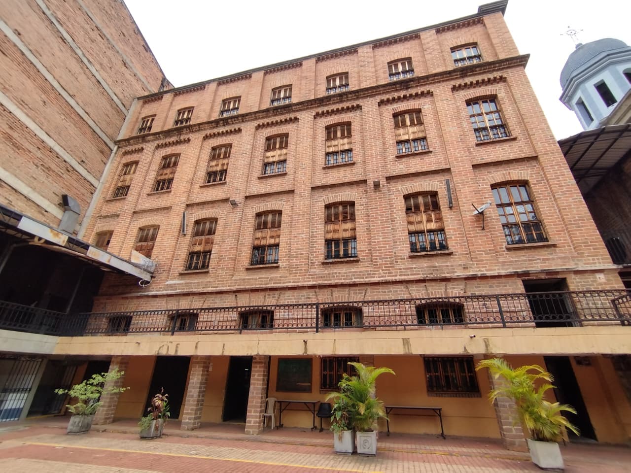Edificio en arriendo en Centro, Medellín — foto 1 de 17