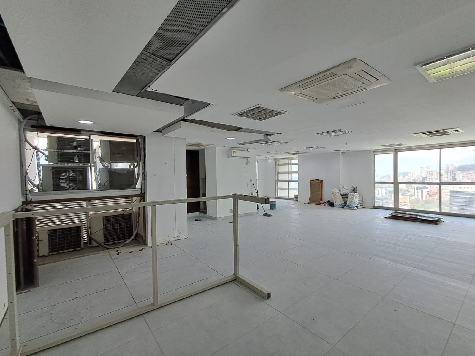Oficina en arriendo en Los Balsos, El Poblado, Medellín — foto 1 de 7