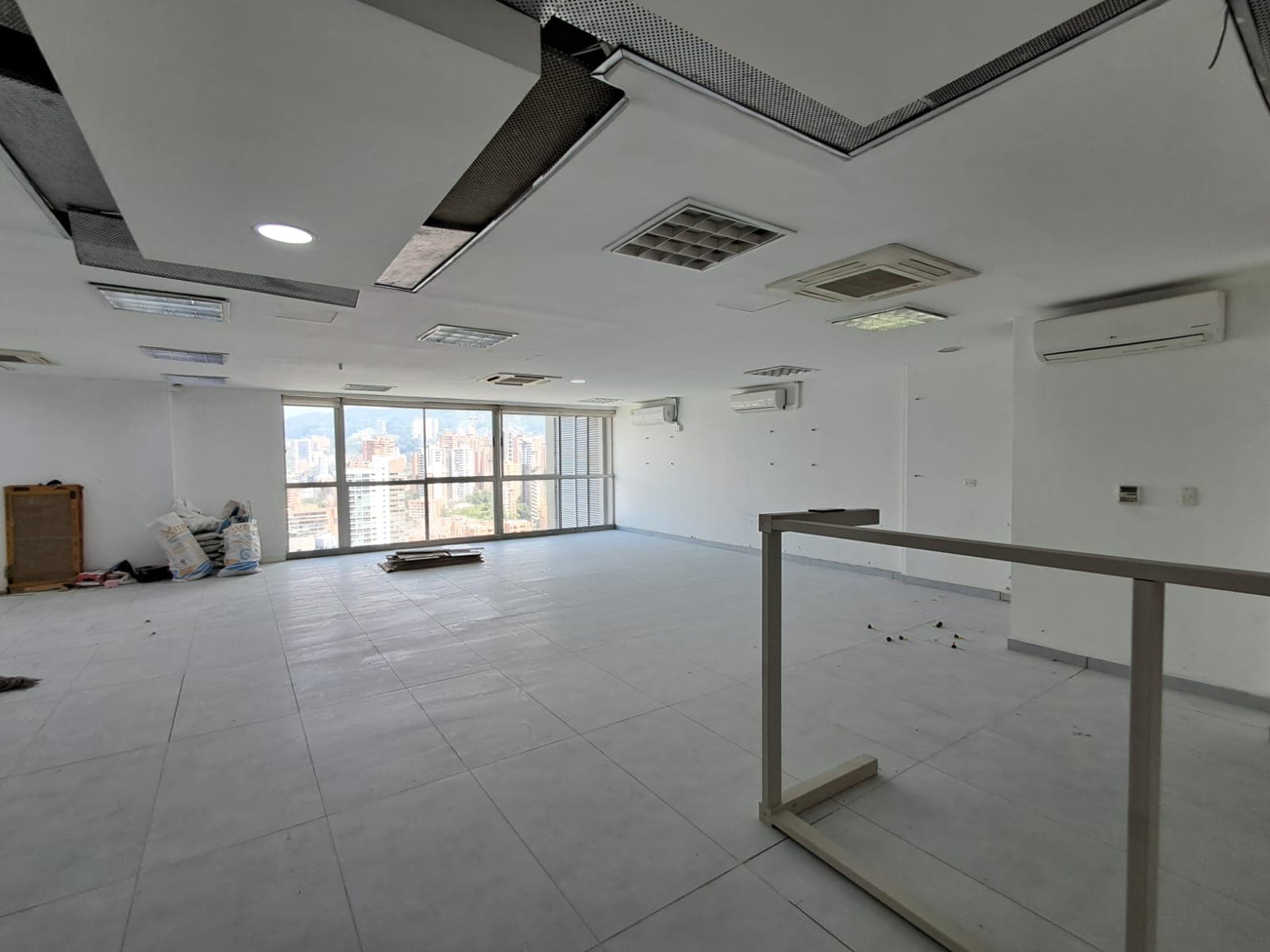 Oficina en arriendo en Los Balsos, El Poblado, Medellín — foto 2 de 7