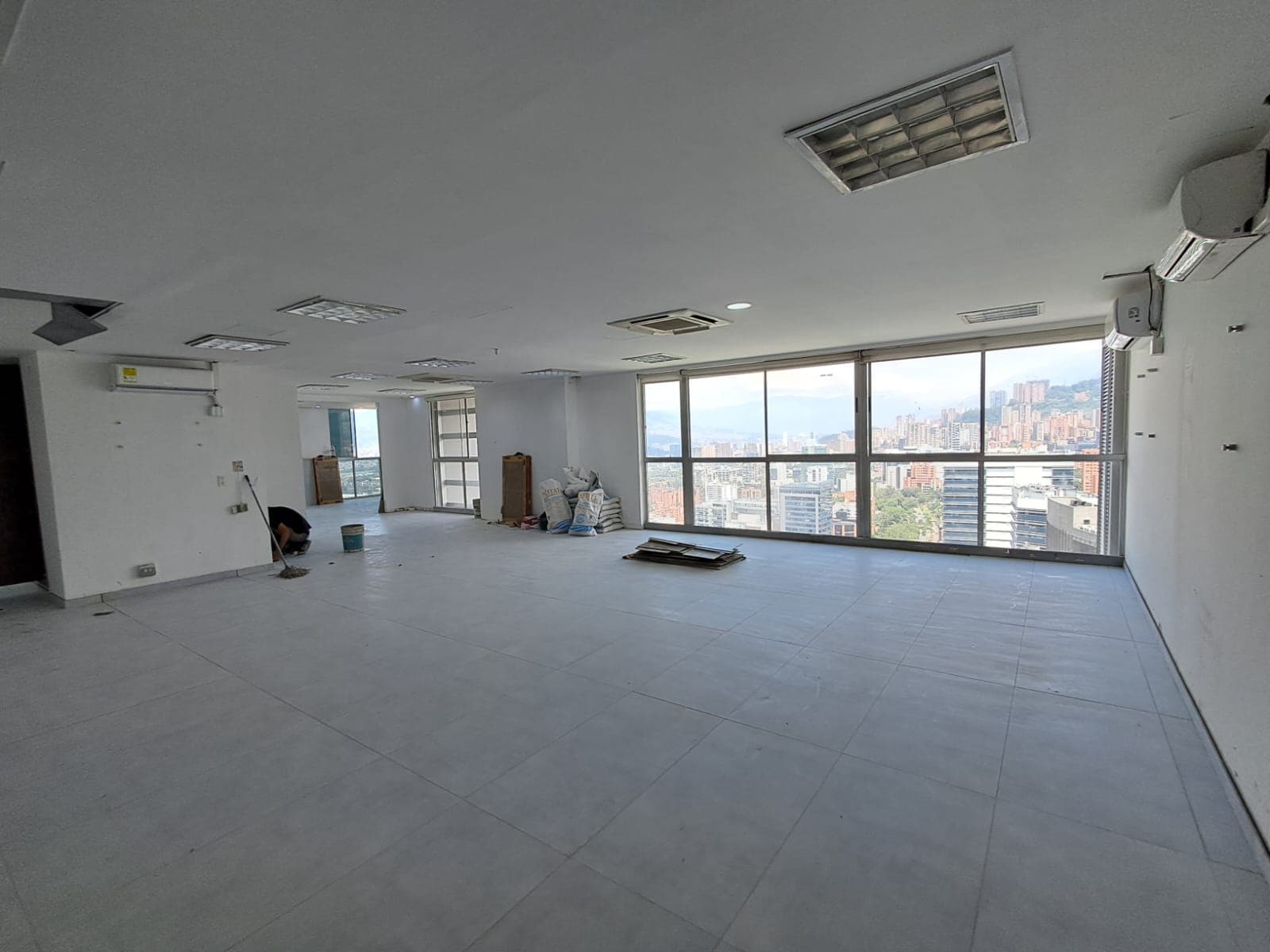 Oficina en arriendo en Los Balsos, El Poblado, Medellín — foto 3 de 7