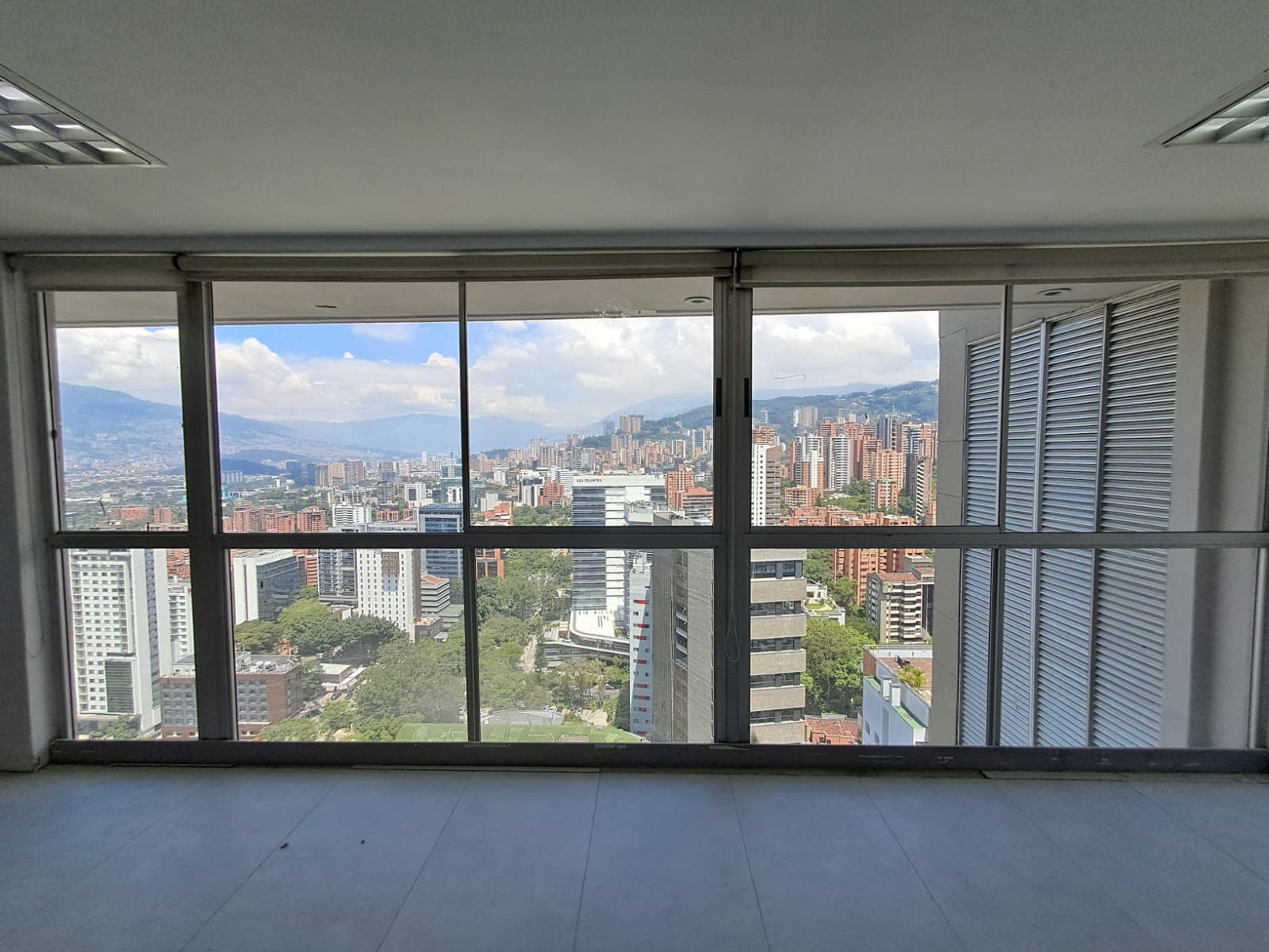 Oficina en arriendo en Los Balsos, El Poblado, Medellín — foto 4 de 7