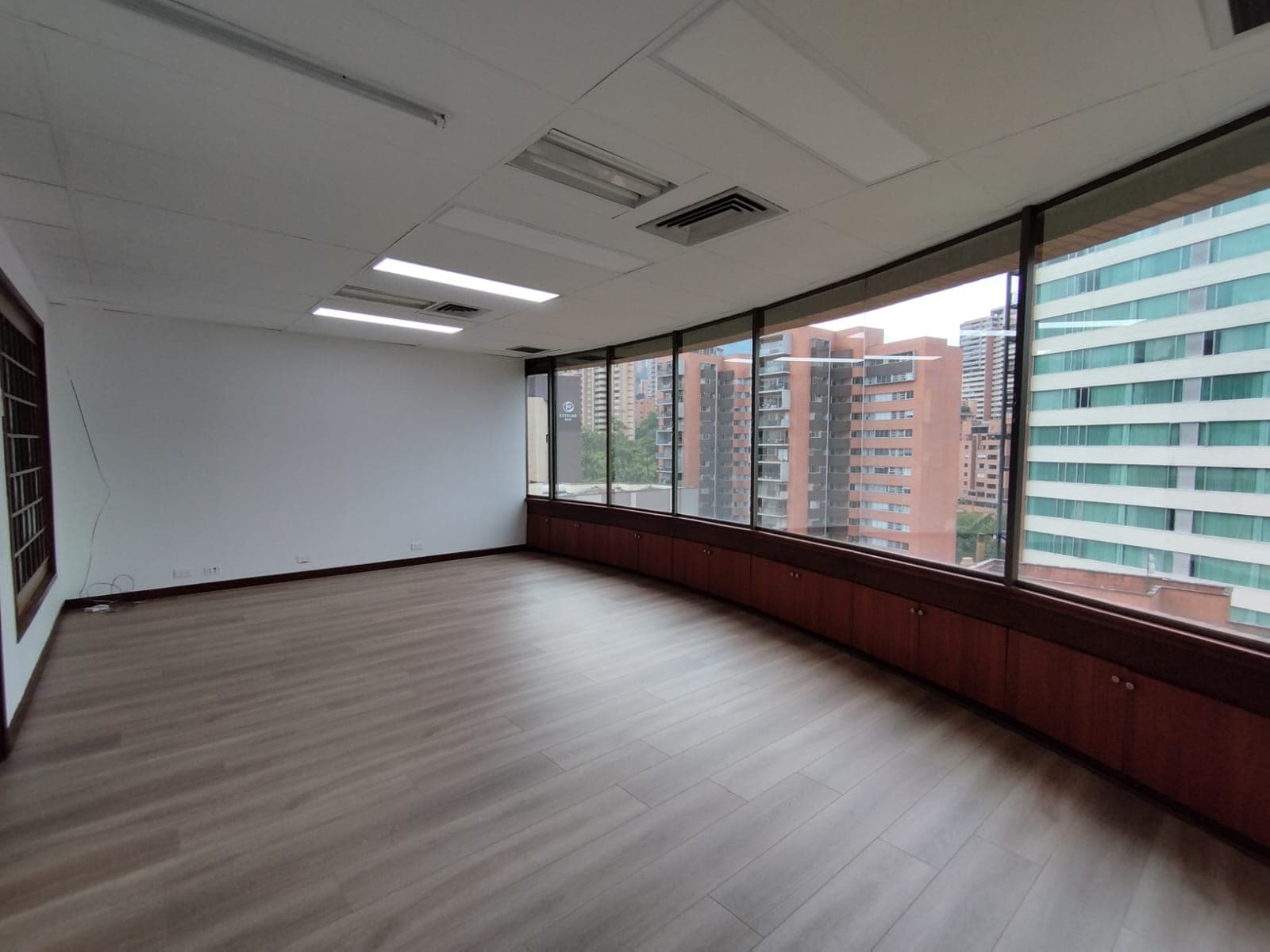 Oficina en arriendo en Milla De Oro, El Poblado, Medellín — foto 1 de 11
