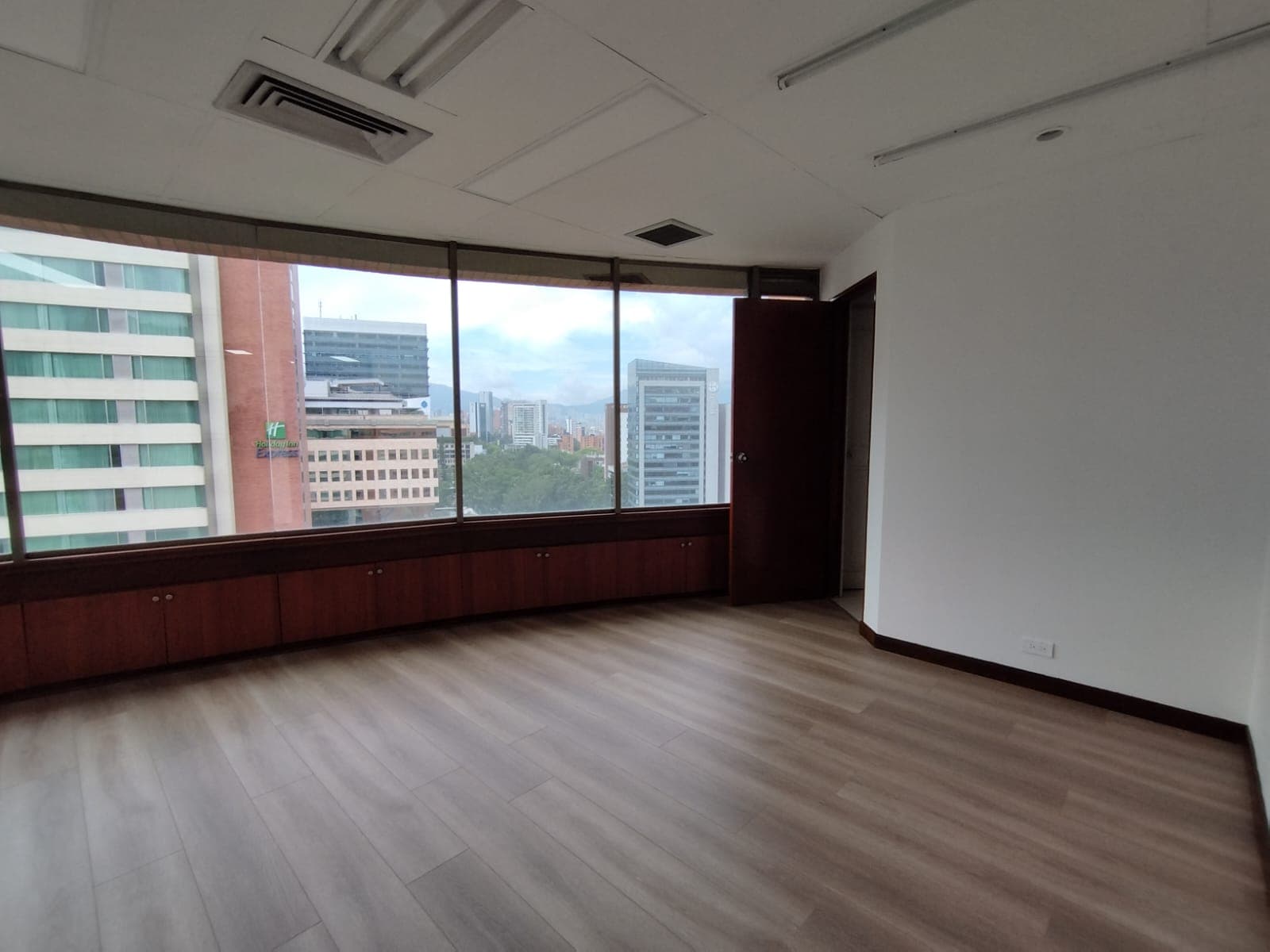 Oficina en arriendo en Milla De Oro, El Poblado, Medellín — foto 2 de 11