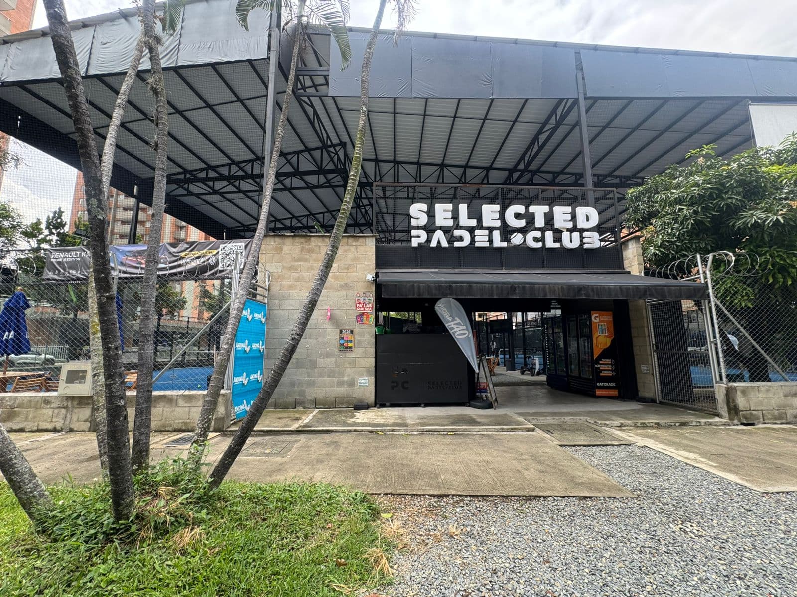 Local en arriendo en Los Colores, Laureles, Medellín — foto 1 de 8