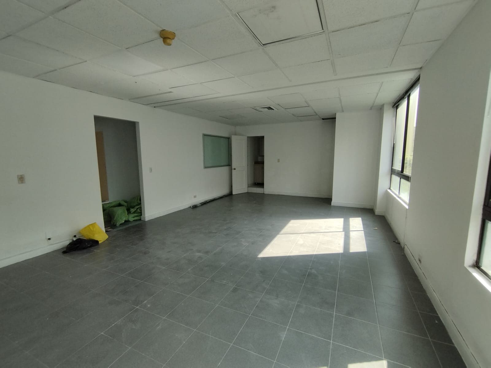 Oficina en arriendo en Aguacatala, El Poblado, Medellín — foto 2 de 7