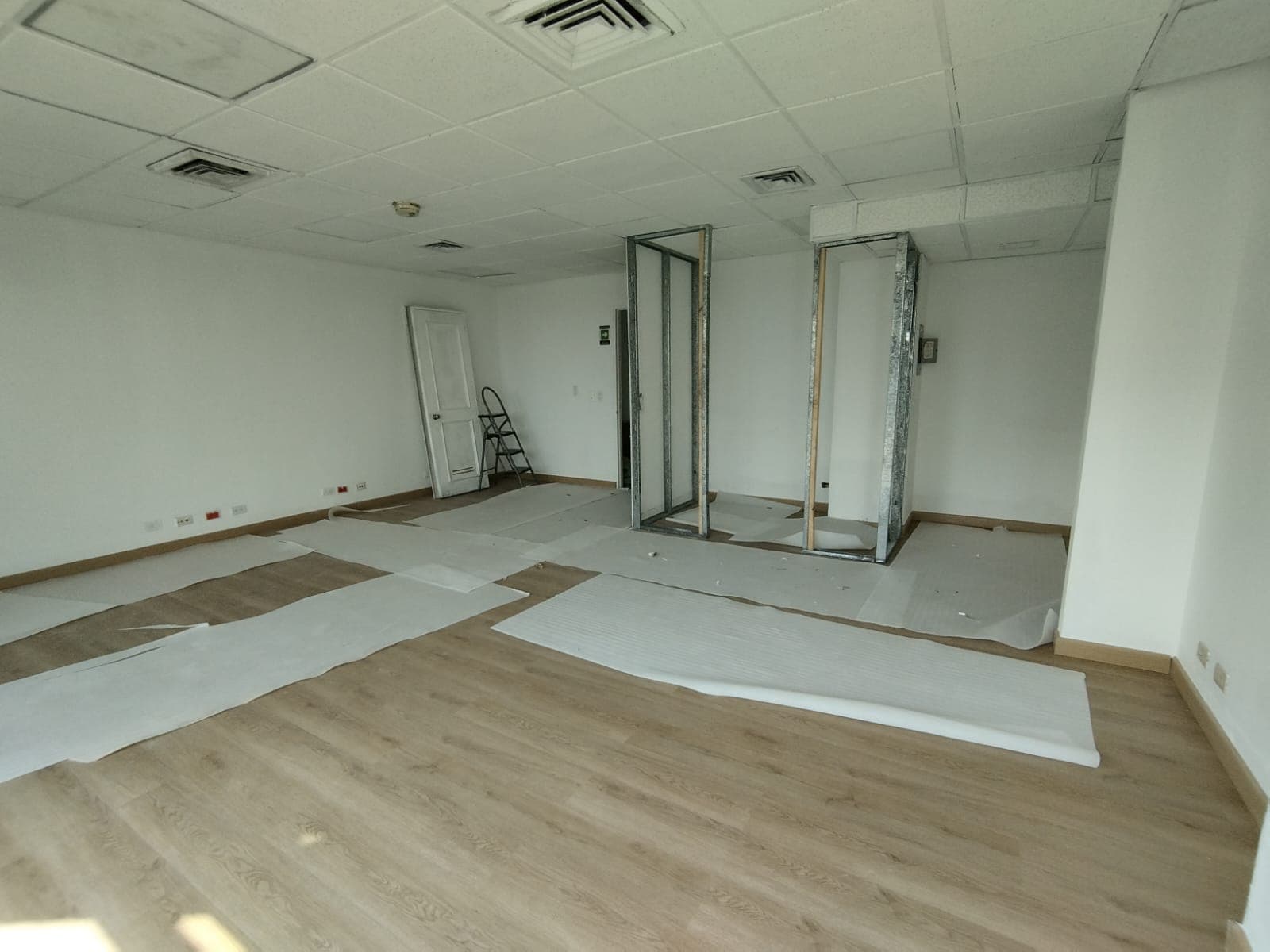 Oficina en arriendo en Aguacatala, El Poblado, Medellín — foto 1 de 7