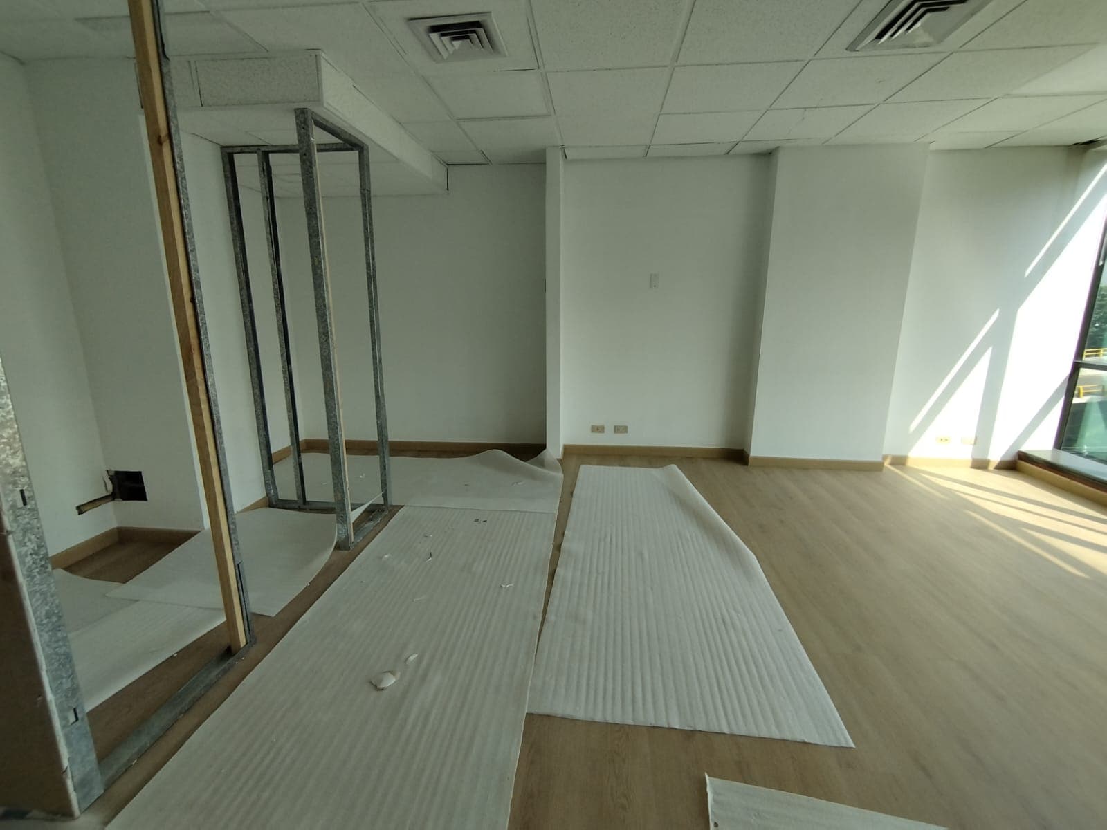 Oficina en arriendo en Aguacatala, El Poblado, Medellín — foto 3 de 7