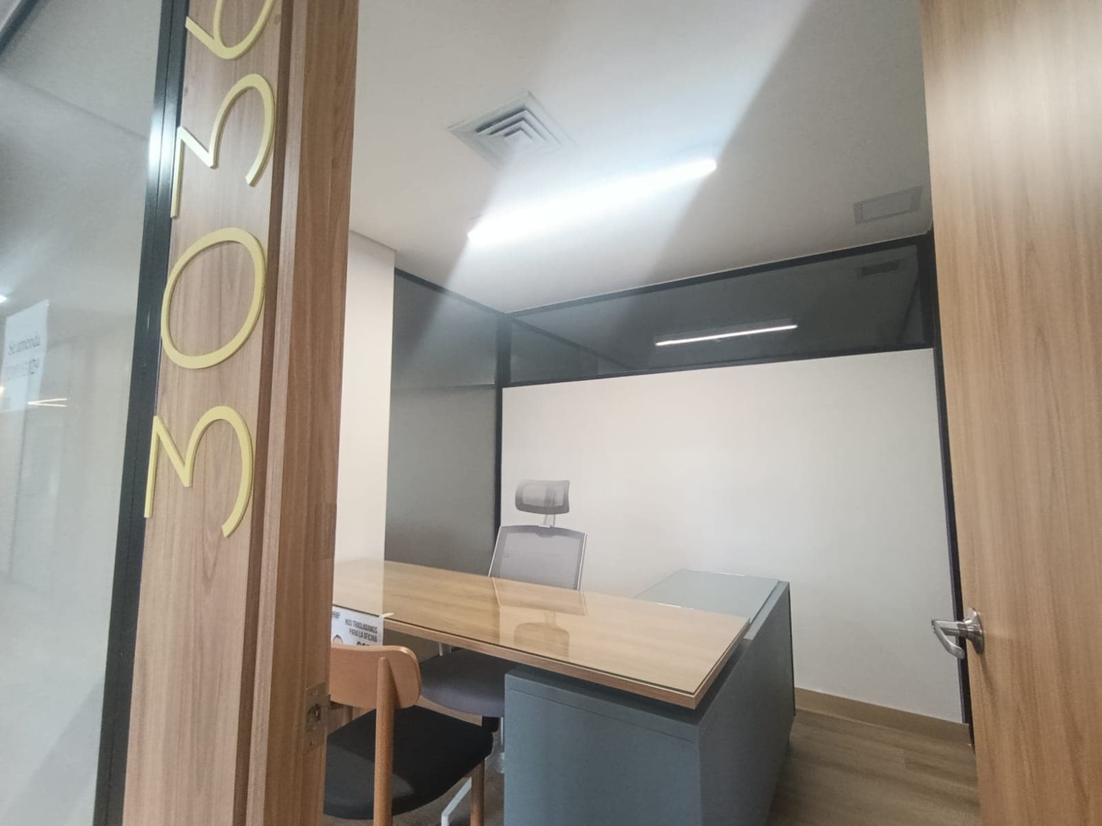 Oficina en arriendo en Los Colores, Laureles, Medellín — foto 1 de 8