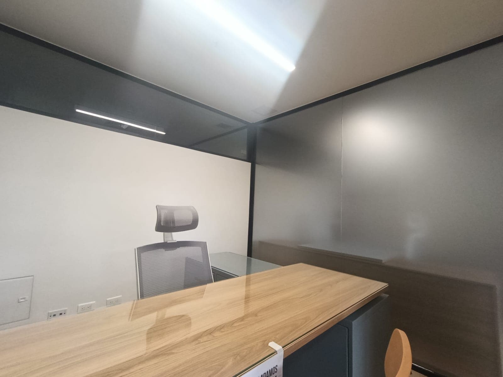Oficina en arriendo en Los Colores, Laureles, Medellín — foto 4 de 8