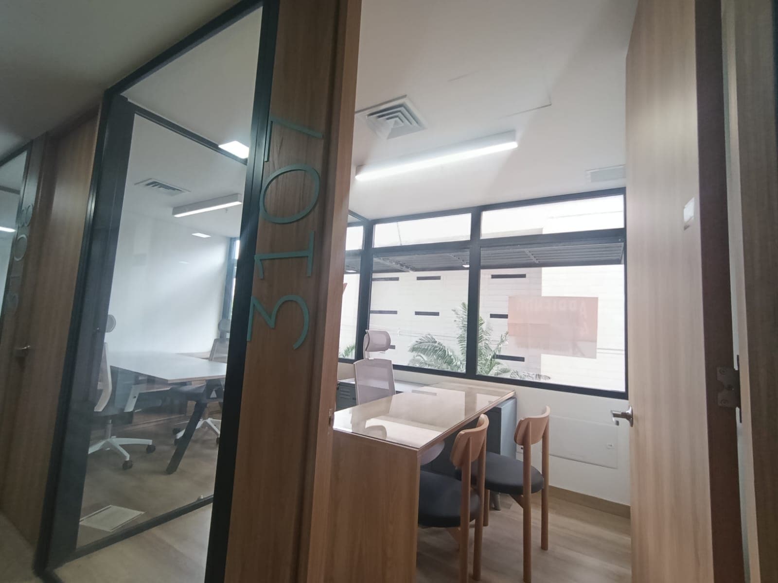 Oficina en arriendo en Los Colores, Laureles, Medellín — foto 1 de 9