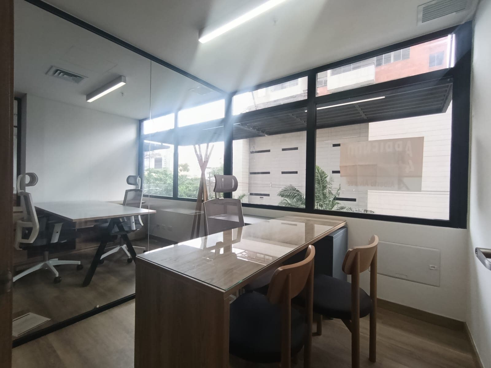 Oficina en arriendo en Los Colores, Laureles, Medellín — foto 2 de 9