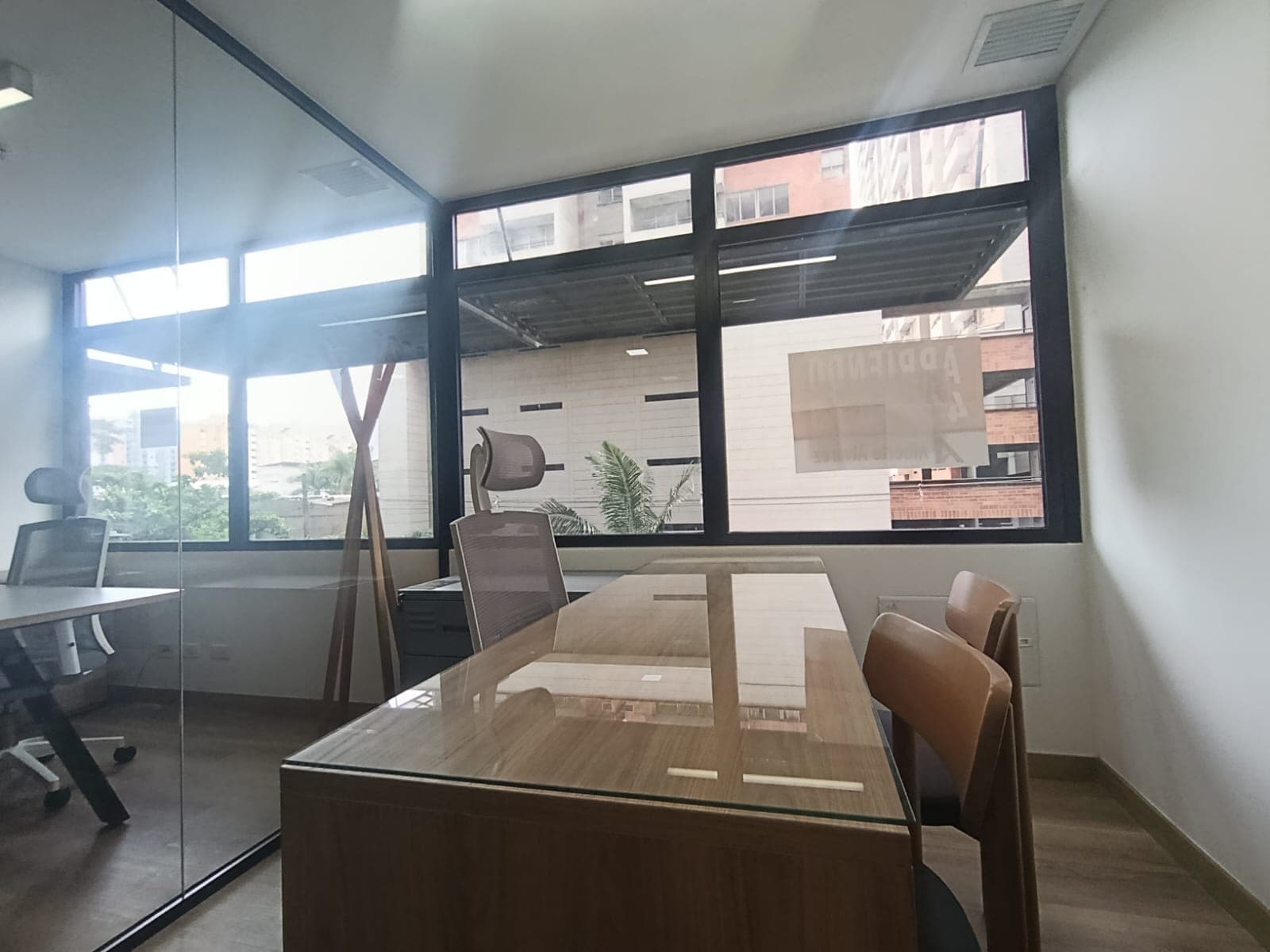 Oficina en arriendo en Los Colores, Laureles, Medellín — foto 3 de 9