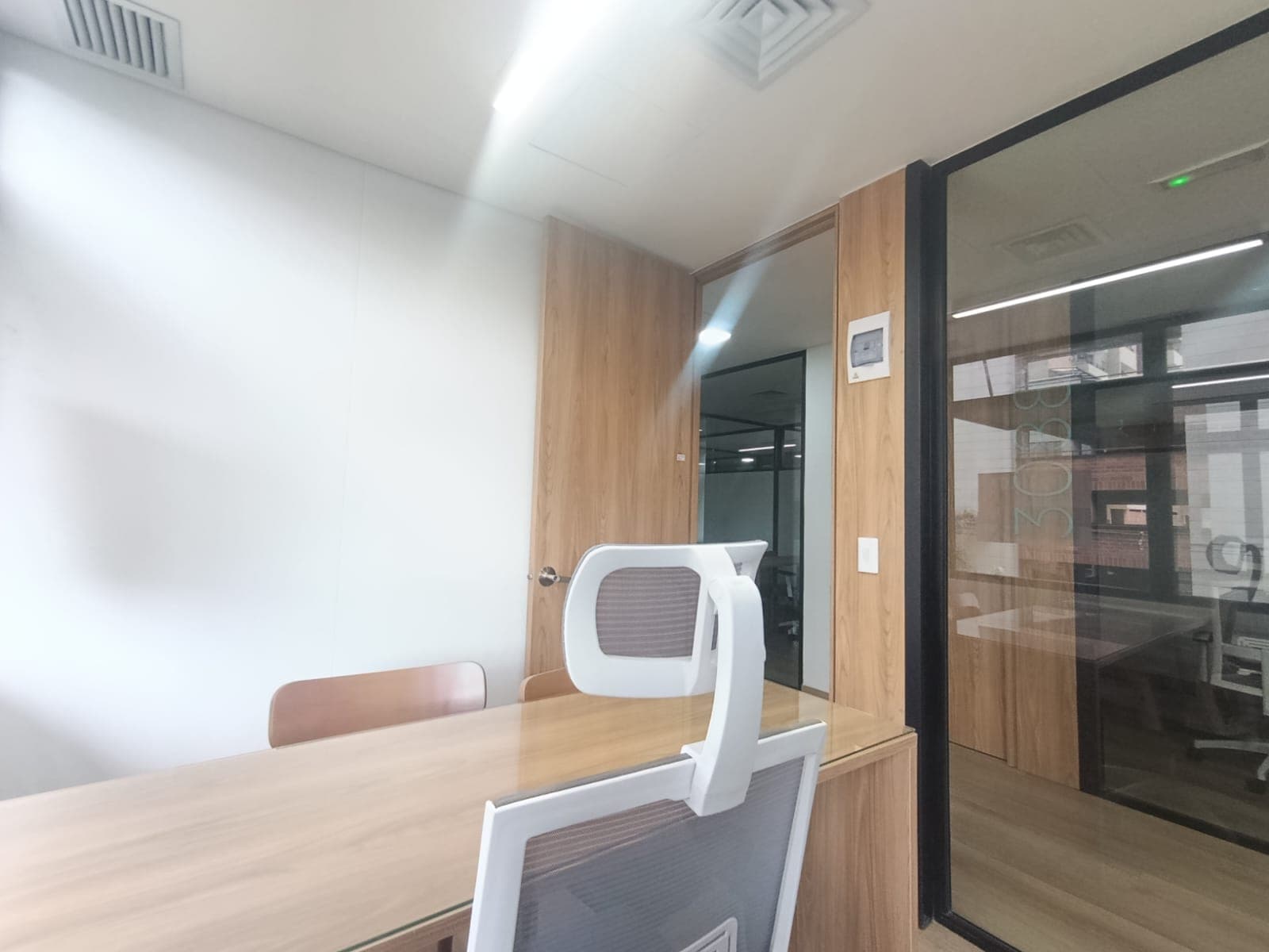 Oficina en arriendo en Los Colores, Laureles, Medellín — foto 4 de 9