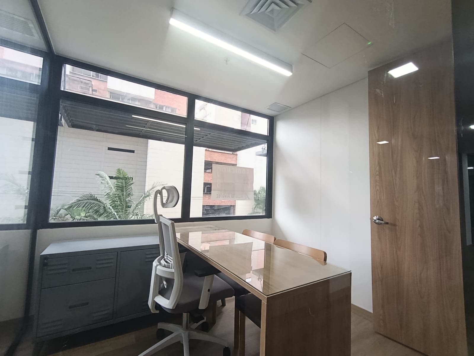 Oficina en arriendo en Los Colores, Laureles, Medellín — foto 1 de 8