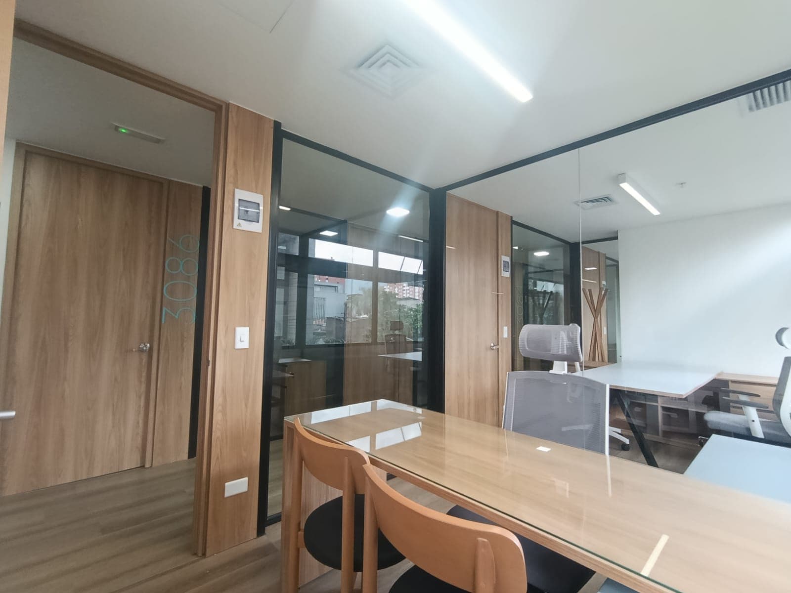 Oficina en arriendo en Los Colores, Laureles, Medellín — foto 2 de 8