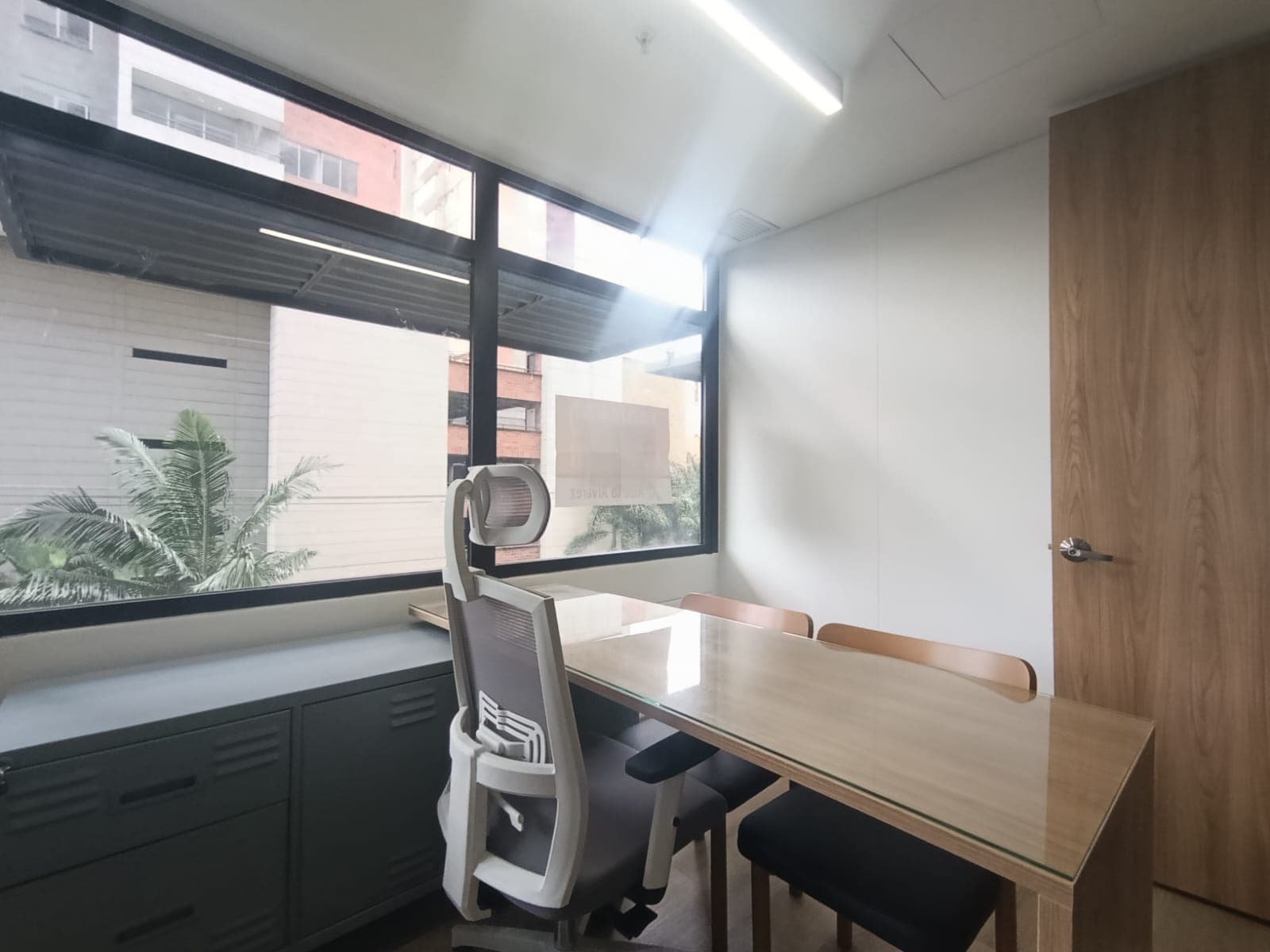 Oficina en arriendo en Los Colores, Laureles, Medellín — foto 3 de 8